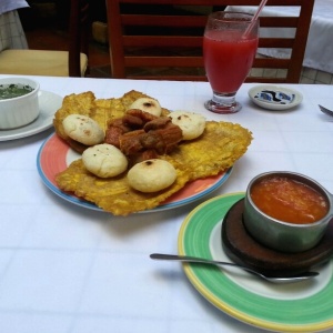 Chicharrones con patacones y hogao