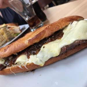 Sandwich de lomo con cebolla caramelizada