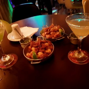 chinchulines y chicharroncitos con margaritad
