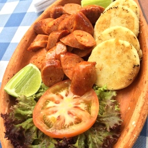 Chorizo con arepa