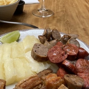 Picada chicharron y butifarra