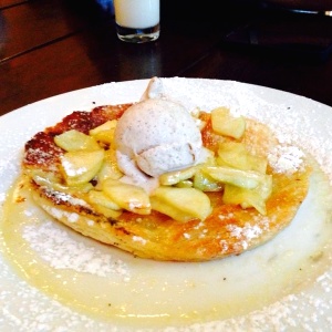 Torta de manzana con helado de canela 