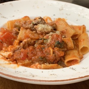 Pasta vegetriana al pomodoro con berenjena 