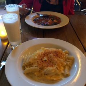 macarrones con queso y raviolis negros 