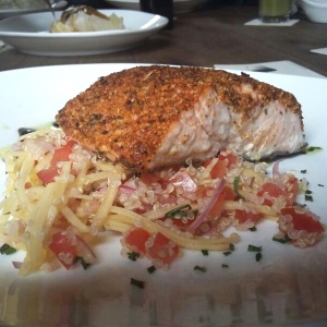 Salmon en costra de cajun y taboule de quinua 