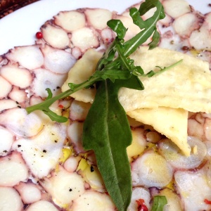 Carpaccio de pulpo con pimienta rosada