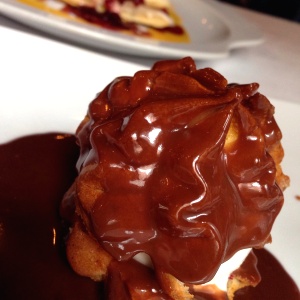 Profiterol con helado de vainilla en salsa de chocolate