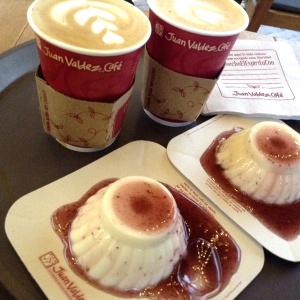Cafe Latte y Natilla con salsa de mora