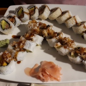Crunchy con salsa de anguila y rol de salmón 