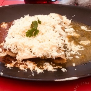 Enchilada de Pollo, Carne y Queso