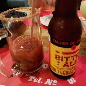 Michelada ojo rojo con cerveza artesanal rubia