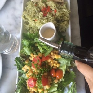 Plato de pescado arroz y ensalada tropical