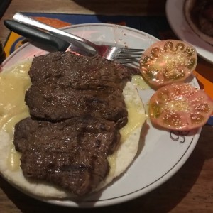 Lomo con arepa