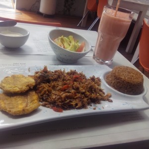 tapado de pescado y jugo de zapote 