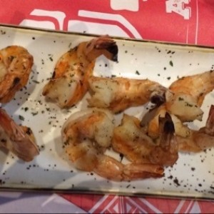 Langostinos asados con platanito gratinado