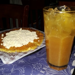 Arepa de Chocolo - aguapanela con limon