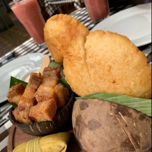 arepas de huevo y chicharron