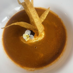 Crema de tomate asado con aguacate