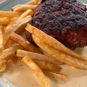 Lomo con mostaza, papas a la francesa y arroz