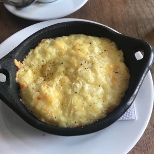 huevos con albahaca, tomate y queso paipa