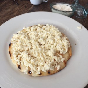Arepa con queso campesino