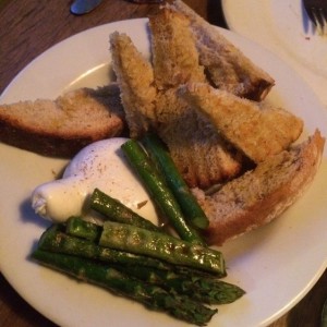 burrata con esparragos