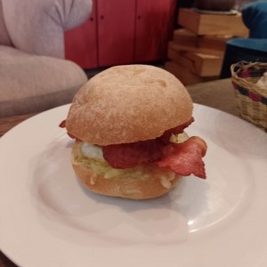 sanduche de huevo con tocineta