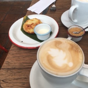 Capuchino y Arepa guajira