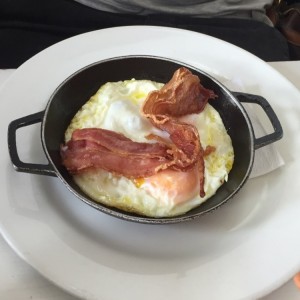 Huevos fritos con tocineta 