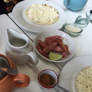 Chorizo Santarrosano con arepa blanca y queso campesino