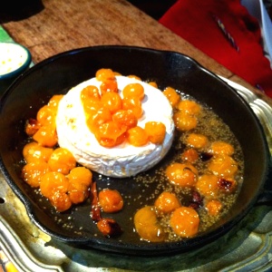 Camembert con salsa de uchuvas absolutamente delicioso  