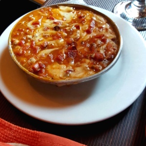 Queso fundido con chorizo