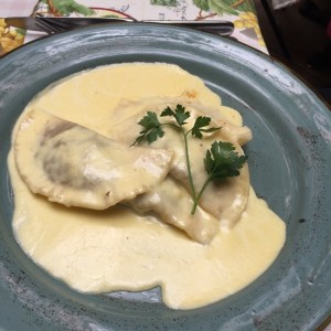 Ravioli de estofado con salsa de queso paipa