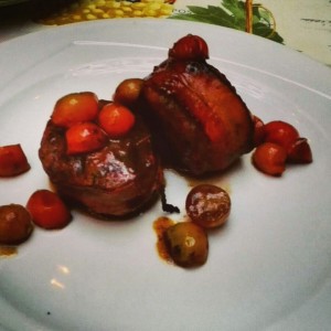 carne rodeada de tocineta