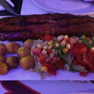 costillas,papa criolla y ensalada