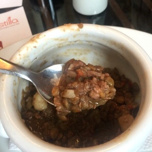 Sopa de lentejas con pedasos de carne toda una delisia