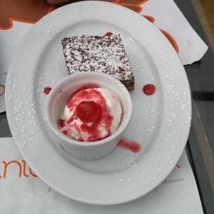 postre de brownie con helado