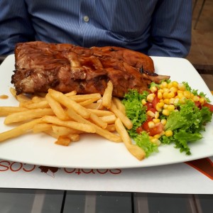 costilla en salsa barbecue papas a la francesa y ensalada de la casa