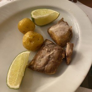 Chicharrones con papa criolla 