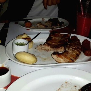 Costillas, punta de anca de  cerdo , chorizo y pure de papa criolla 