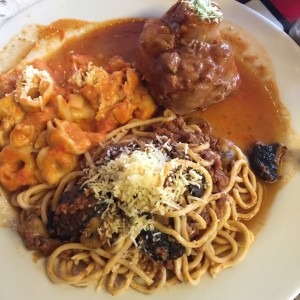 bandeja esoecial con noggi, spaguetti fungheto y ossobuco