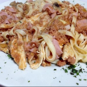 tagliatelle con jamon, pollo y carne