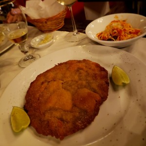 Milanesa de res Y pasta tripomodoro