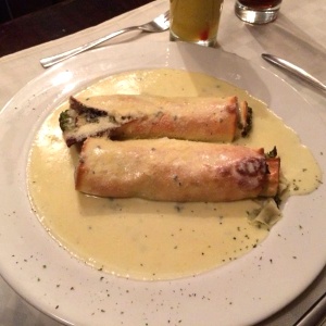 Canelloni de espinaca, queso y tocineta