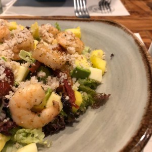 Ensalada de camarones com mango 