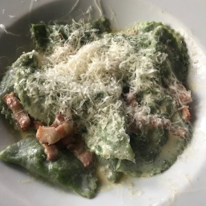 mezza lune de espinaca con setas y queso ricotta
