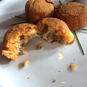 Croquetas de risotto rellenas de carnes y mozzarella