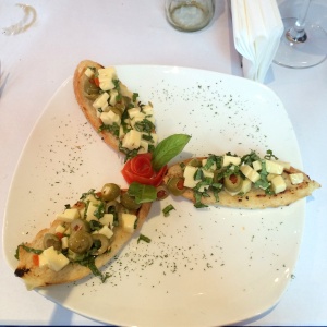 Bruchetta de queso y aceitunas
