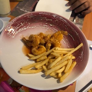 Langostinos con papas francesas