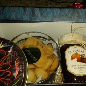 Salsa de chocolate y galletas surtidas